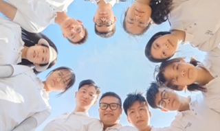 图片包含 床, 一群, 房间, 对着描述已自动生成